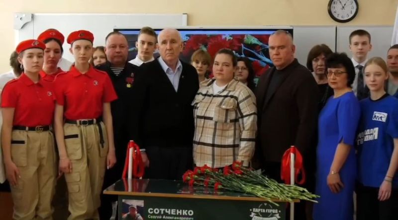 В честь бойца СВО Сергея Сотченко в талдомской школе № 3 открыли «Парту героя» новости Талдома 