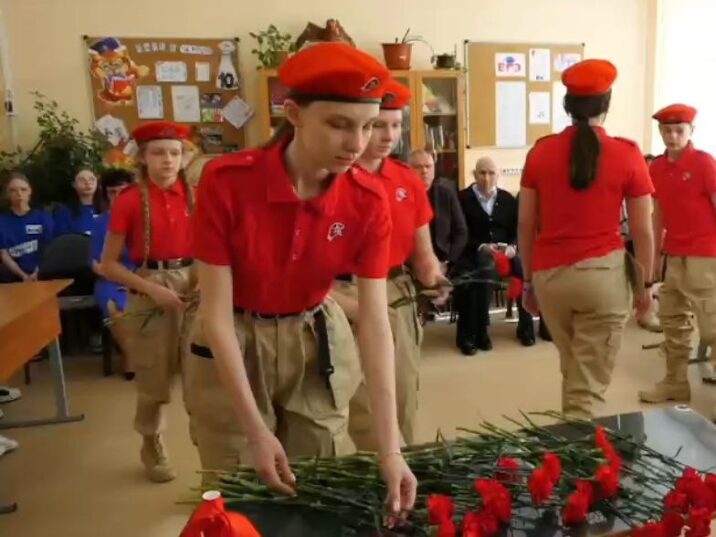 В честь бойца СВО Сергея Сотченко в талдомской школе № 3 открыли «Парту героя» новости Талдома 