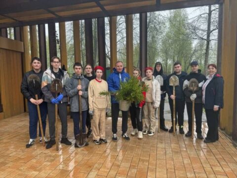 Более 50 талдомских школьников сажали деревья в парке «Солнечный берег» в «День добрых дел» новости Талдома 