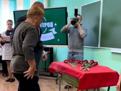 В Запрудненской школе № 1 установили «Парту героя» имени Романа Каратеева новости Талдома 